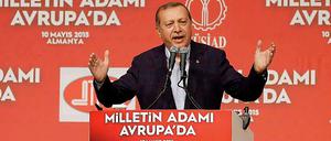 Der türkische Staatspräsident Recep Tayyip Erdogan sprach in einer Messehalle in Karlsruhe.