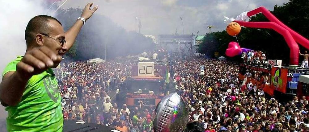 Der "Zug der Liebe" versteht sich wie die frühe Loveparade: als Demo. 2001 verlor die Loveparade dieses Image (aus dem Jahr ist auch das Foto).