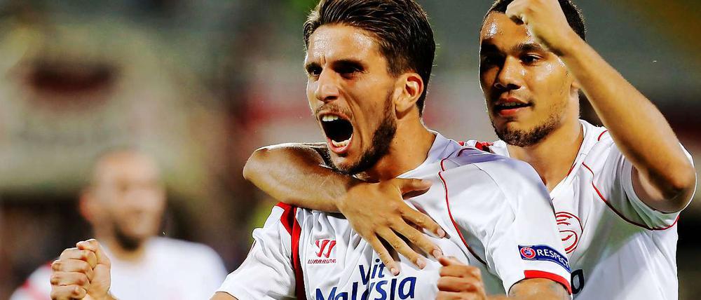 Sevillas Daniel Carrico feiert seinen Treffer.