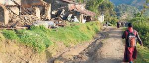 Immer weiter. Das Erdbeben hat viele Straßen zerstört, ganze Regionen abgeschnitten. Als der Geländewagen nicht weiter kommt, marschieren die Mönche zu Fuß zum Ziel. 