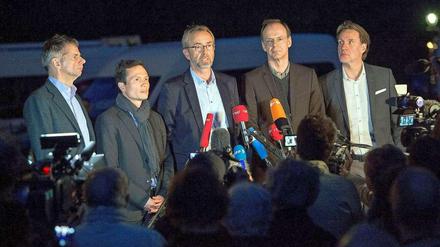 Späte Stunde. Intendant Martin Hoffmann (l-r), Medienvorstand Stanley Dodds, die Orchestersprecher der Berliner Philharmoniker, Peter Riegelbauer und Ulrich Knörzer und Medienvorstand Olaf Maninger verkünden am Montagabend, dass die Musiker sich auf keinen neuen Chefdirigenten einigen konnten.