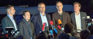 Späte Stunde. Intendant Martin Hoffmann (l-r), Medienvorstand Stanley Dodds, die Orchestersprecher der Berliner Philharmoniker, Peter Riegelbauer und Ulrich Knörzer und Medienvorstand Olaf Maninger verkünden am Montagabend, dass die Musiker sich auf keinen neuen Chefdirigenten einigen konnten.