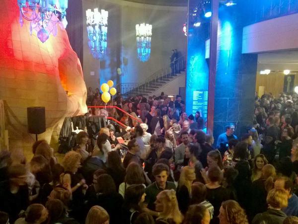 Die Veranstaltung auf der Volksbühne stand unter dem Motto: "Die 21 schönsten Sänger und Sängerinnen der Stadt".