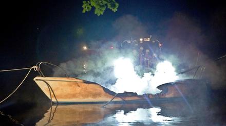 Dieses Sportboot brannte in der Nacht zu Freitag auf dem Langen See in Köpenick vollständig aus. Ein siebenjähriger Junge starb. Sein Vater kam mit Verbrennungen ins Krankenhaus.