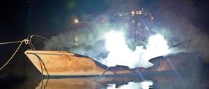 Dieses Sportboot brannte in der Nacht zu Freitag auf dem Langen See in Köpenick vollständig aus. Ein siebenjähriger Junge starb. Sein Vater kam mit Verbrennungen ins Krankenhaus.