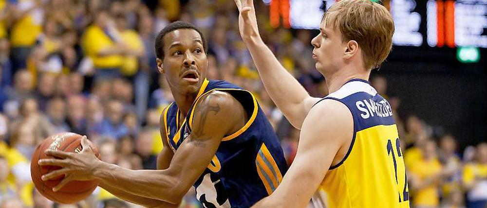 Alex Renfroe (l.) schirmt den Ball gegen Oldenburgs Robin Smeulders ab.