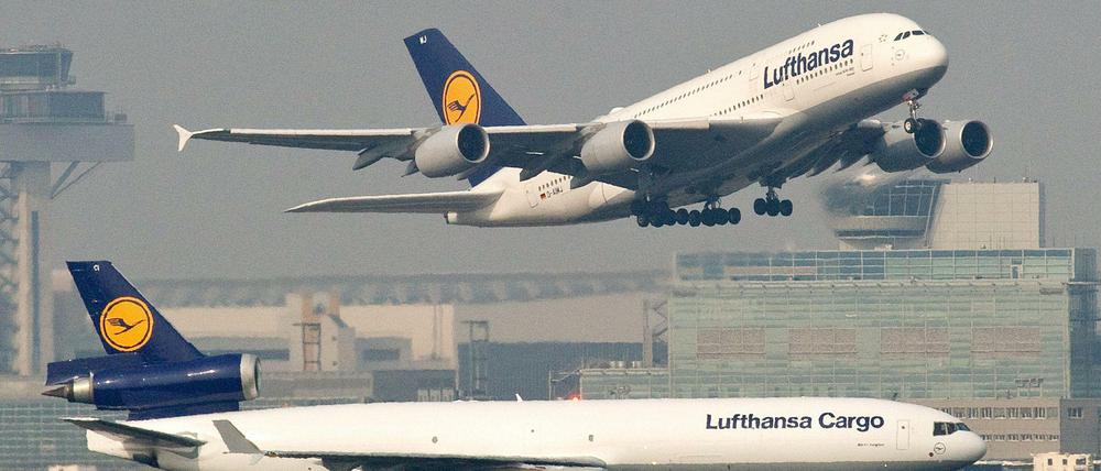 Ein Langstreckenflug von Lufthansa startet in Frankfurt am Main.