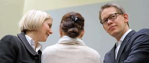 Die Angeklagte Beate Zschäpe (Mitte) im Gerichtssaal des Oberlandesgerichts in München zwischen ihren Anwälten Anja Sturm und Wolfgang Heer. 