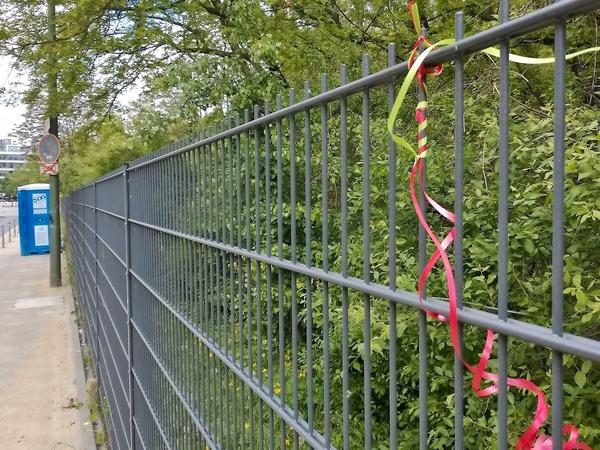 Nicht mehr viel übrig ist von den Ballons, die Sophie aus Köln am Vatertag für Ansgar aus Berlin an einen Zaun in der Anhalter Straße geknüpft hatte.