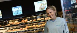 Jana Beller, Siegerin der sechsten Staffel der Casting-Show "Germany's next Topmodel", in ihrem Backshop im Hauptbahnhof in München.