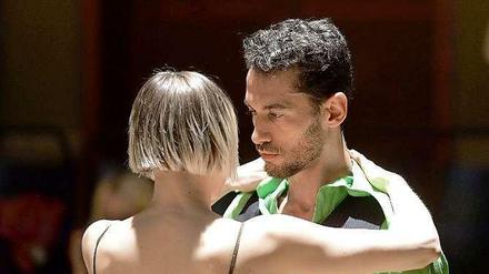 Er führt, sie folgt: Die Choreografie "La salle" von Toula Limnaios.