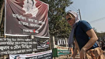 Avijit Roy war Ende Februar ebenfalls ermordet worden. Plakate in Dhaka erinnern daran. 