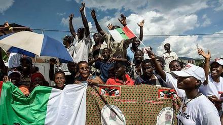 Die Anhänger des umstrittenen Präsidenten Pierre Nkurunziza feierten ihn nach seiner Rückkehr aus Tansania. Am Mittwoch hatten einige Militärs versucht, ihn zu entmachten, mussten aber am Freitagmorgen ihre Niederlage eingestehen. 