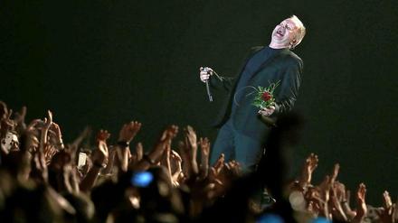 Wunderbar, herrlich. Herbert Grönemeyer freut sich auf "Dauernd jetzt"-Tour einen Knopf an die Backe. 