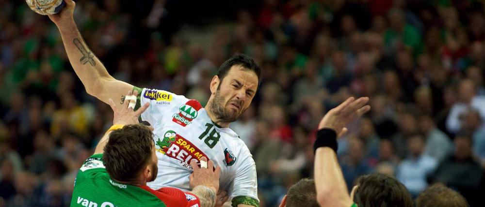 Wollen sich nicht aufhalten lassen. Iker Romero (links, hier gegen Magdeburg) strebt mit den Füchsen den Titel an.