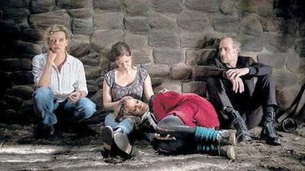 Kommissarin Anna Janneke (Margarita Broich), die Nachhilfelehrerin Miranda Kador (Emily Cox), ihre Schülerin Jule Sanders (Charleen Deetz) und Kommissar Paul Brix (Wolfram Koch, von links).