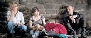 Kommissarin Anna Janneke (Margarita Broich), die Nachhilfelehrerin Miranda Kador (Emily Cox), ihre Schülerin Jule Sanders (Charleen Deetz) und Kommissar Paul Brix (Wolfram Koch, von links).