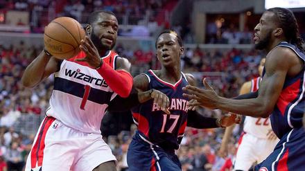 Mit vereinten Kräften. Dennis Schröder (Mitte) und sein Hawks-Mitspieler DeMarre Carroll stoppen Washingtons Will Bynum.