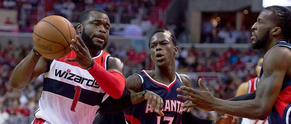Mit vereinten Kräften. Dennis Schröder (Mitte) und sein Hawks-Mitspieler DeMarre Carroll stoppen Washingtons Will Bynum.