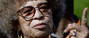 Die US-Bürgerrechtlerin Angela Davis wollte die Gerhart-Hauptmann-Schule in Kreuzberg besuchen. Doch der Bezirk untersagte das.