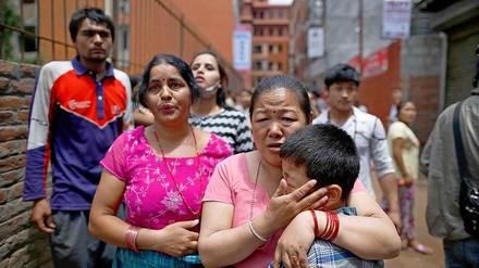 Menschen in Kathmandu stehen nach dem schweren Nachbeben von 7,3 in Nepal besorgt in den Straßen. 