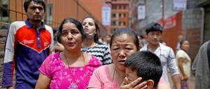 Menschen in Kathmandu stehen nach dem schweren Nachbeben von 7,3 in Nepal besorgt in den Straßen. 