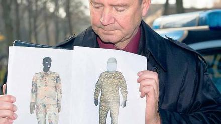 Suche nach dem Täter: Ein Polizeisprecher präsentierte 2011 ein Phantombild vom Maskenmann in Tarnkleidung. 