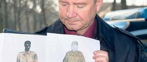 Suche nach dem Täter: Ein Polizeisprecher präsentierte 2011 ein Phantombild vom Maskenmann in Tarnkleidung. 