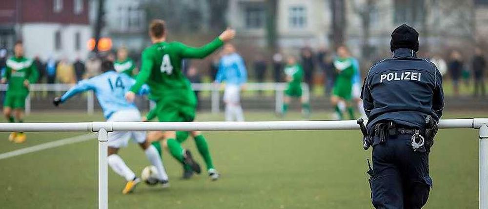 Polizei in der Kreisliga. Auch im unterklassigen Fußball besteht oft ein größerer Bedarf an Sicherheitskräften. Das Symbolfoto zeigt ein Spiel aus dem Berliner Amateurbereich. 