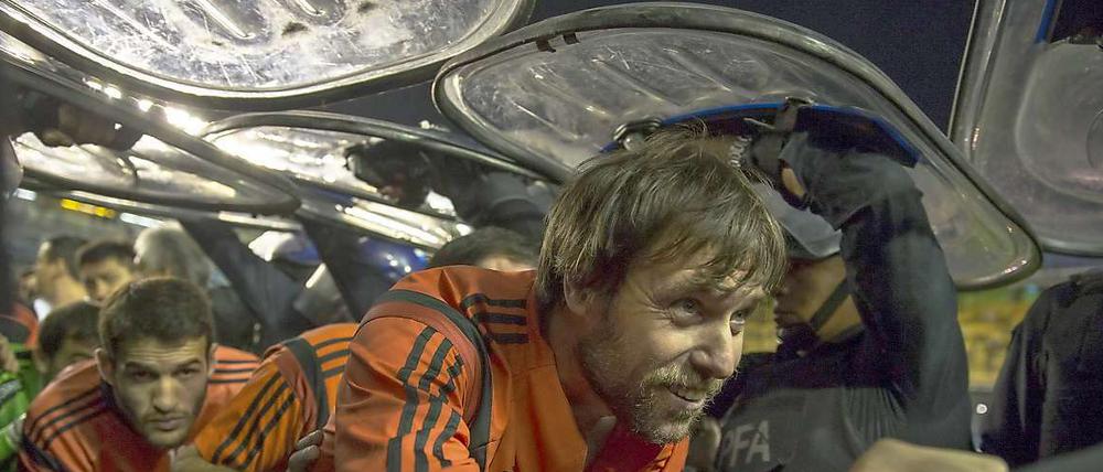 Da hilft nur noch Wegducken. Spieler von River Plate versuchen sich in Sicherheit zu bringen.