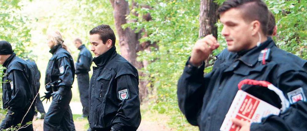 Die Polizei auf Spurensuche. Seit dem Prozessbeginn gibt es Probleme mit Ermittlungsversäumnissen im Maskenmann-Fall.