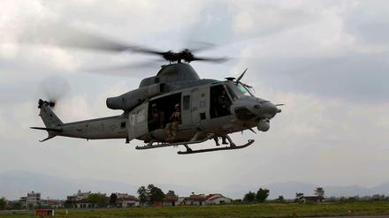 Ein UH-1Y Huey in Einsatz in Nepal. Ein Hubschrauber dieses Typs wurde nach einem Hilfseinsatz vermisst. Das Wrack ist am Freitag an der Grenze zu China gefunden worden. 