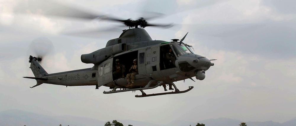 Ein UH-1Y Huey in Einsatz in Nepal. Ein Hubschrauber dieses Typs wurde nach einem Hilfseinsatz vermisst. Das Wrack ist am Freitag an der Grenze zu China gefunden worden. 
