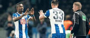 Raus oder rein? Trainer Pal Dardai hat sich noch nicht entschieden, wer heute gegen Frankfurt stürmen darf: Salomon Kalou (links) oder Sandro Wagner.