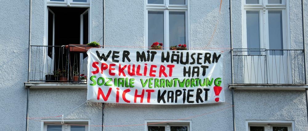 Mieter der Immobilie Großgürschenstraße Ecke Katzlerstraße in Berlin-Schöneberg protestieren gegen den Verkauf des Hauses. Archivbild vom 8. August 2014.