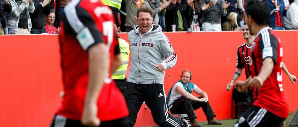 Jubel über den ersten Bundesliga-Aufstieg der Vereinsgeschichte: Ingolstadts Trainer Ralph Hasenhüttl (m.) feiert mit seinen Spielern.