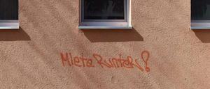 "Miete Runter!" steht auf diesem Graffiti in Berlin-Kreuzberg. Das Urteil des Amtsgerichts lässt eher ein "Miete Rauf!" erwarten.