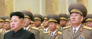 Verteidigungsminister Hyon Yong-Chol (rechts) bei einem Militärempfang neben Machthaber Kim Jong Un. 
