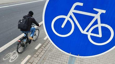 Das Blaue Radwegeschild signalisiert: Hier muss man den Radweg benutzen, weil die Verkehrsituation gefährlich ist.