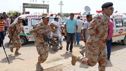 Pakistanische Sicherheitskräfte im Einsatz in Karachi, wo am Mittwochmorgen bei einem Attentat auf einen Bus mehr als 40 Schiiten getötet wurden.
