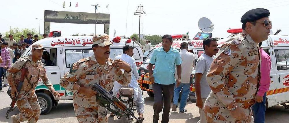 Pakistanische Sicherheitskräfte im Einsatz in Karachi, wo am Mittwochmorgen bei einem Attentat auf einen Bus mehr als 40 Schiiten getötet wurden.
