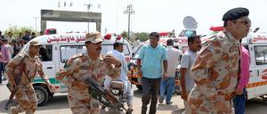 Pakistanische Sicherheitskräfte im Einsatz in Karachi, wo am Mittwochmorgen bei einem Attentat auf einen Bus mehr als 40 Schiiten getötet wurden.