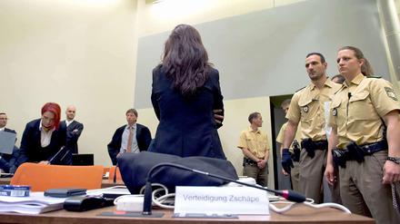 Die Angeklagte Beate Zschäpe (hier bei Prozessbeginn) fühlt sich von Gutachter Henning Saß beobachtet und belauscht.