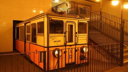 Am U-Bahnhof Klosterstraße gipfelte der Angriff auf zwei asiatische Männer am Samstag in einem "Exzess", so ein Polizeisprecher.
