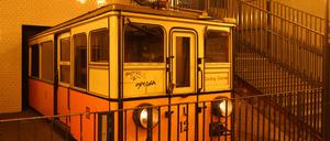 Am U-Bahnhof Klosterstraße gipfelte der Angriff auf zwei asiatische Männer am Samstag in einem "Exzess", so ein Polizeisprecher.