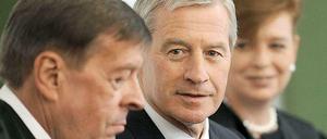 Jürgen Fitschen muss derzeit regelmäßig in München vor Gericht erscheinen. Die Staatsanwaltschaft wirft ihm Prozessbetrug vor. Verteidigt wird er von Haans Feigen (vorne links).