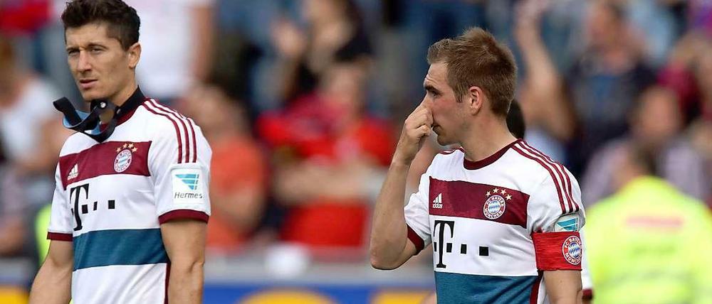 Lassen die bösen Bayern um Robert Lewandowski (l.) die Maske fallen und verzerren den Wettbewerb? Oder sollten sich die Abstiegskandidaten lieber an die eigene Nase fassen, statt das Team von Kapitän Philipp Lahm zu kritisieren ?