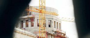 BALD MIT KUPPEL. Am 13. und 14. Juni werden Tausende zum „Tag der offenen Baustelle“ ins Schloss strömen. Über die Pläne für das Humboldt-Forum diskutieren am 16. Juni im Tagesspiegel-Haus Manfred Rettig, Hermann Parzinger, Viola König und Volker Hassemer. 