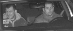 Diese zwei Männer wurden am Steuer des gestohlenen VW Golf geblitzt. Wer kann Hinweise zu ihnen geben?