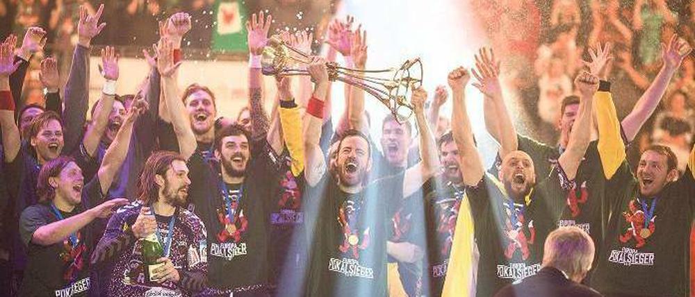 Nummer zwei. Nach dem Sieg im DHB-Pokal vor einem Jahr holten die Füchse Berlin um Kapitän Iker Romero eine weitere Trophäe für die Vereinsvitrine.
